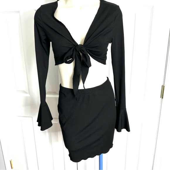 2 PC matching set SOLID BLACK MINI SKIRT and MATCHING TIE FRONT CROPPED TOP M - Picture 8 of 12